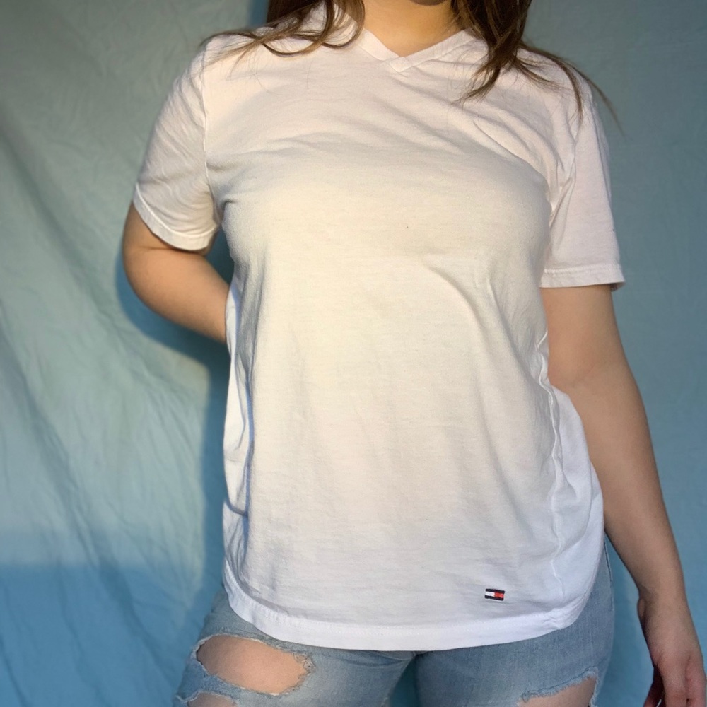 White Tommy Hilfiger T-shirt✨